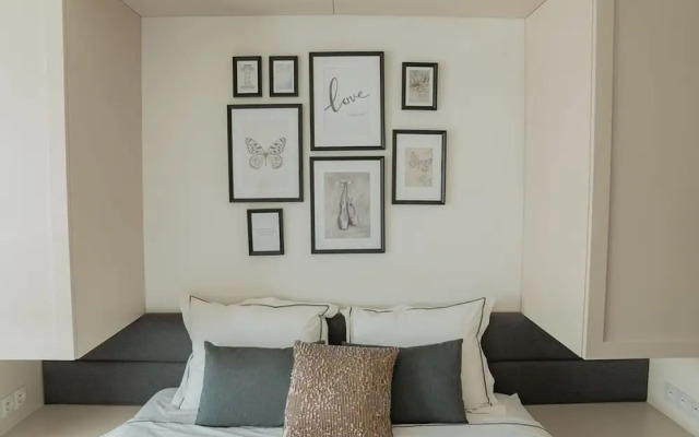 Chic Metro-side Apartment