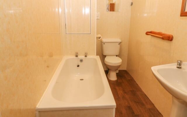 38 Plas Darien. Peredur Suite