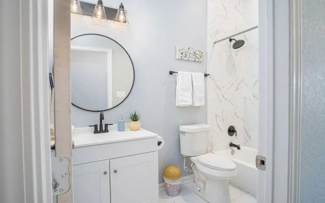 Inviting 4BR 2BA Near Downtown Riverwalk