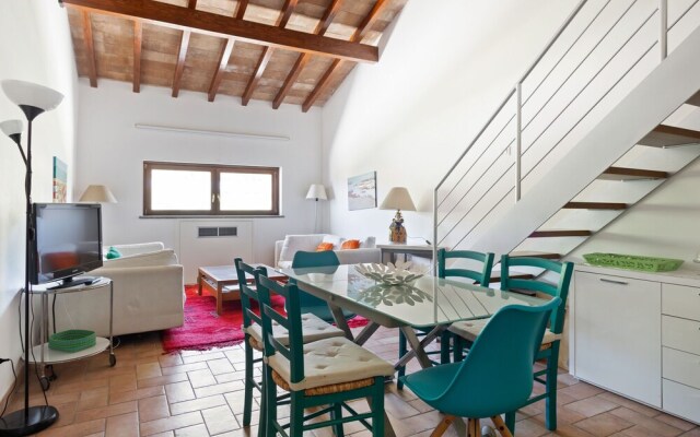 Waterfront Mansion in Rome near Lake