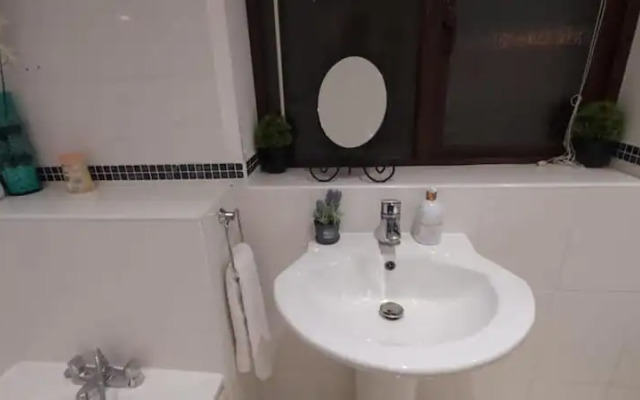 Lovely 3-bed House in Luton
