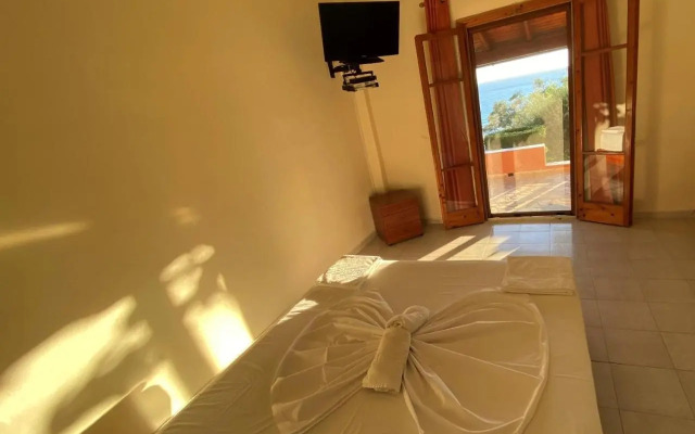 Papadatos Apts With Amazing View - 5mins from the beach