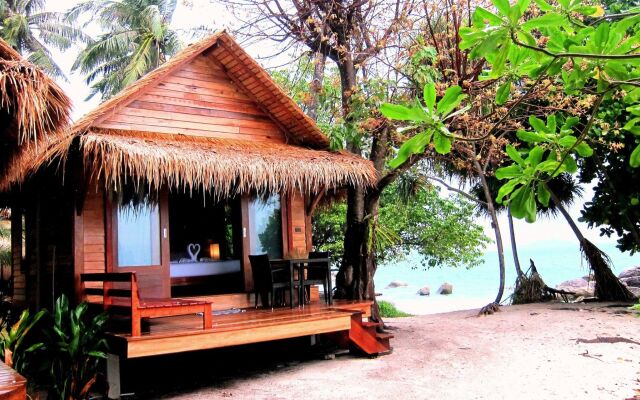 Ten Moons Lipe Resort