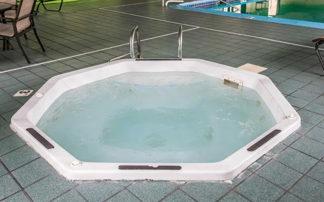 Econo Lodge Inn & Suites Monroe