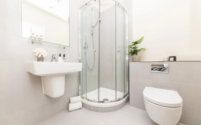Bright 3 Bedroom Apartment in Hammersmith
