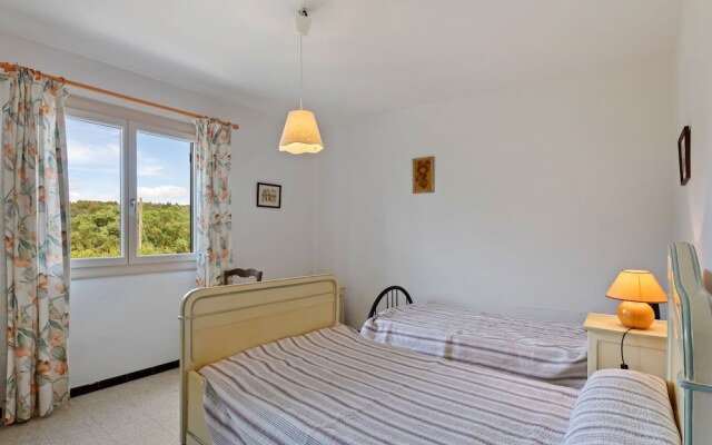 Beautiful Apartment in Mèze with Swimming Pool