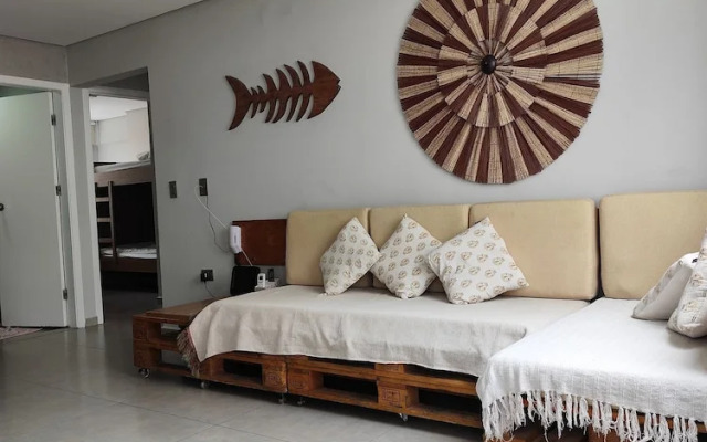 Pé na areia do Guarujá - Praia do Tombo (F)