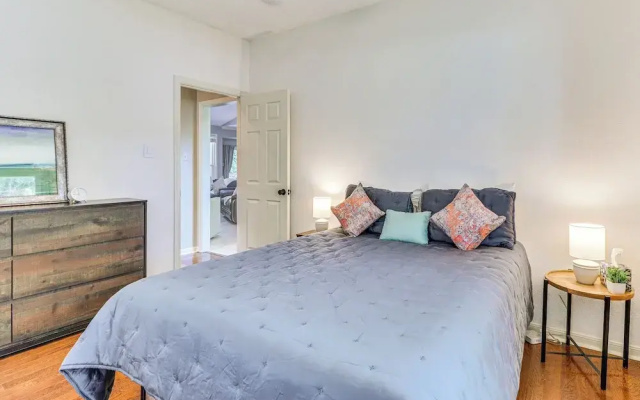 Deck & Greenbelt Access: Lovely Austin Home