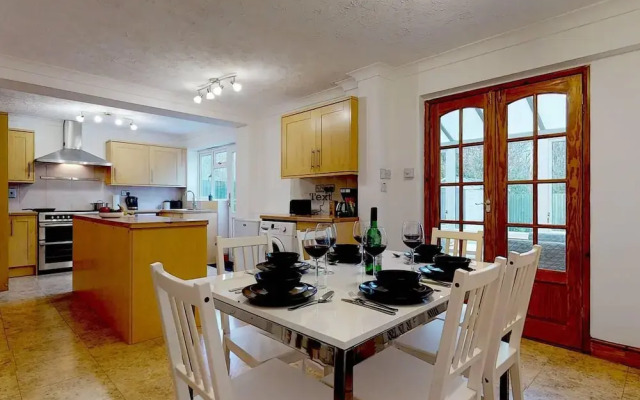 Captivating 4-bed House in Milton Keynes