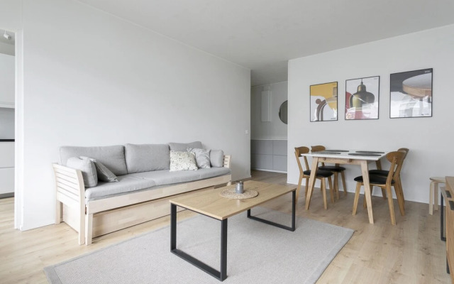 2ndhomes Modern 2BR Apartment w Balcony