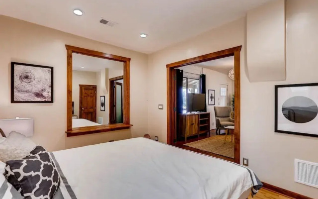 Sloan's Lake Solitude Intimate Carriage House