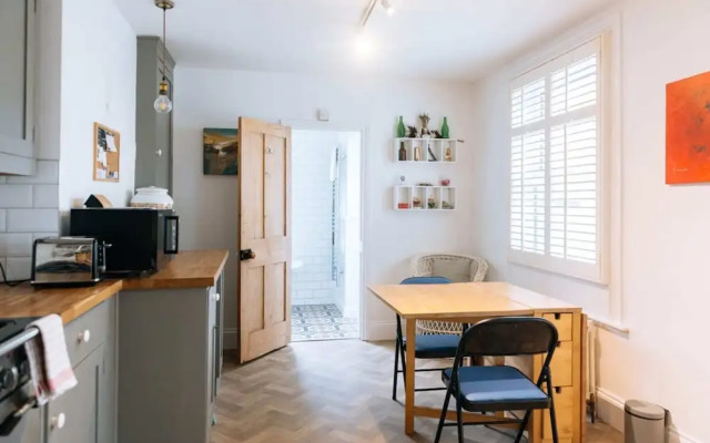 Inviting 1BD Flat - 20 Mins to Brighton Beach!