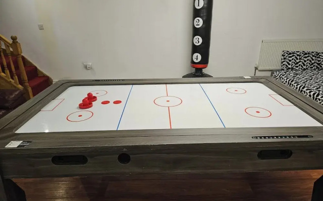 Annexe Pool Table, air Hockey, Table Tennis, Movie