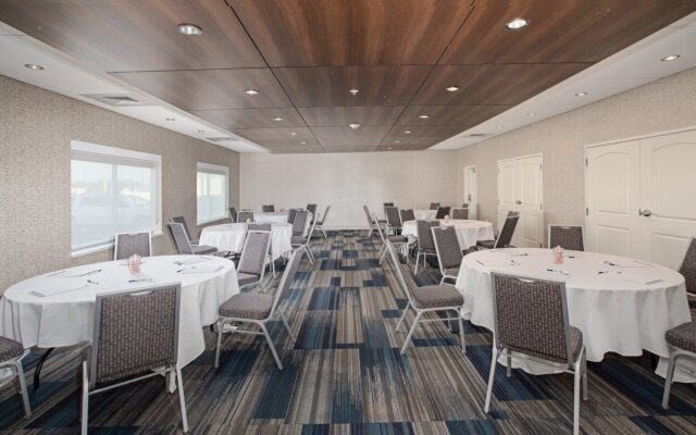 Holiday Inn Express & Suites Great Bend by IHG