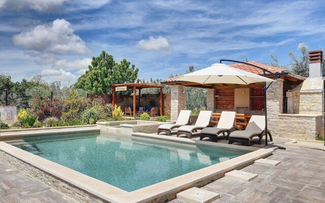 Modern Holiday Home in Medulin With Pool