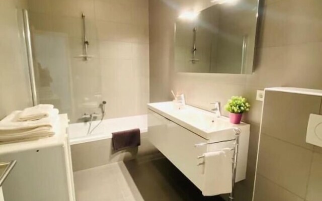 3 bedrooms in Center w Terrace&Parking