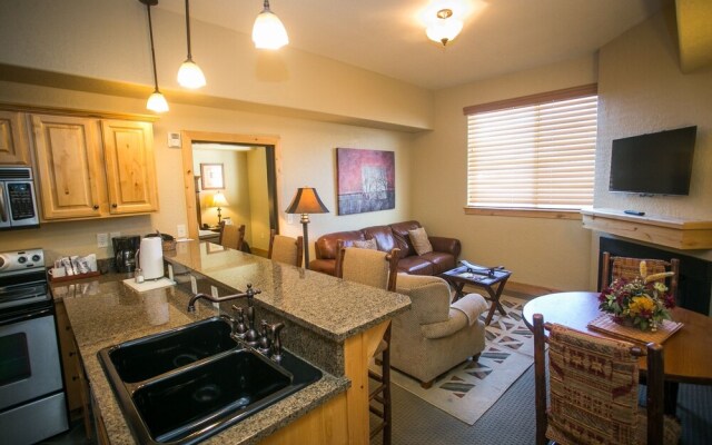 Amazing Mountain Views and Full Kitchen by RedAwning - Save 20% on 7+ Nights!