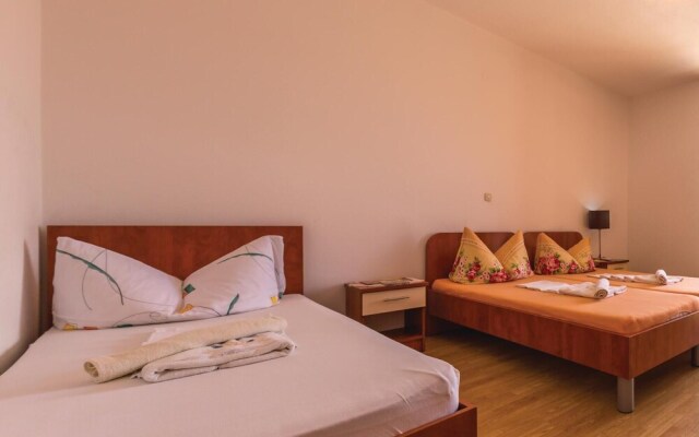 Amazing Home in Makarska With Wifi and 2 Bedrooms