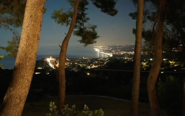 Tra gli Alberi e il Mare