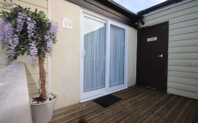 17H Medmerry Park 2 Bedroom Chalet