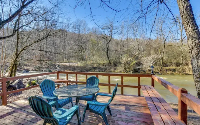 Riverfront Helen Cabin w/ Hot Tub & Deck!