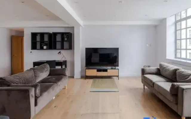 The Eyre Suite Two - Farringdon - by Frankie