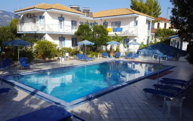 Blue White Hotel Studio Apartments