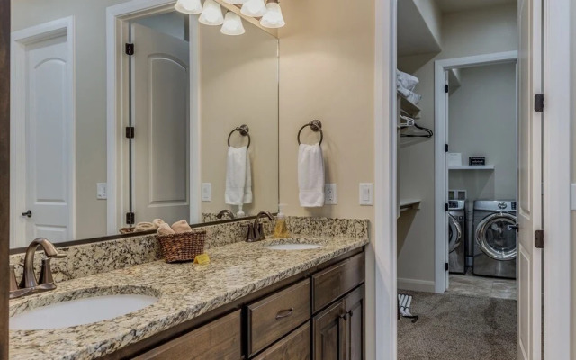 Desert Canyon Paradise 4 Bedroom Apts by Redawning