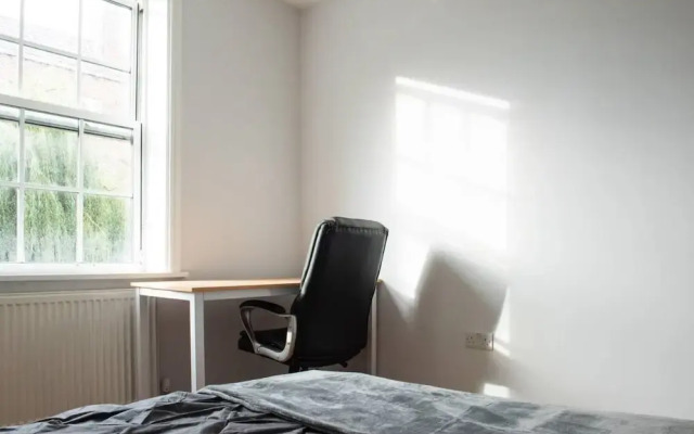 Modern 2 Bedroom Flat in Prime Waterloo Location