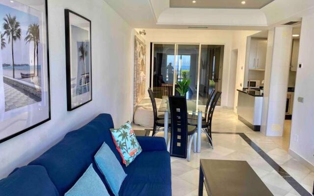 Frontline sea in the center of Puerto Banus.2bedrooms -Garden