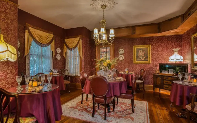 Cedar House Inn
