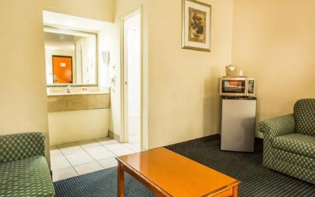 Econo Lodge Norwalk
