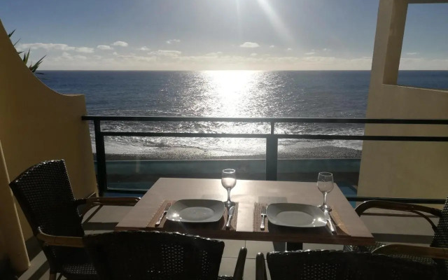 By the Beach & Pool Apartment