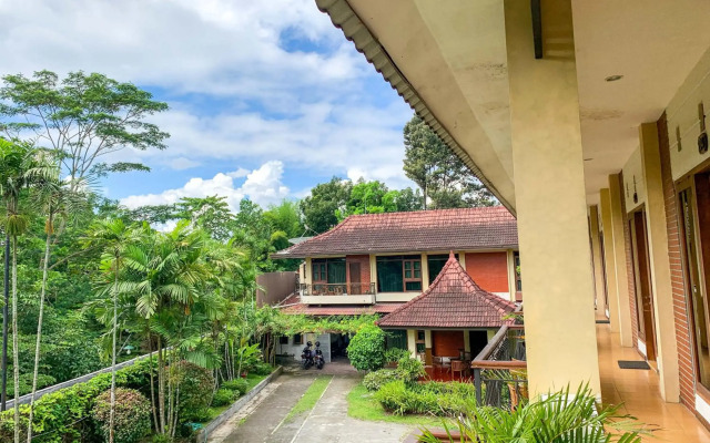 OYO 261 Sasono Putro Guest House