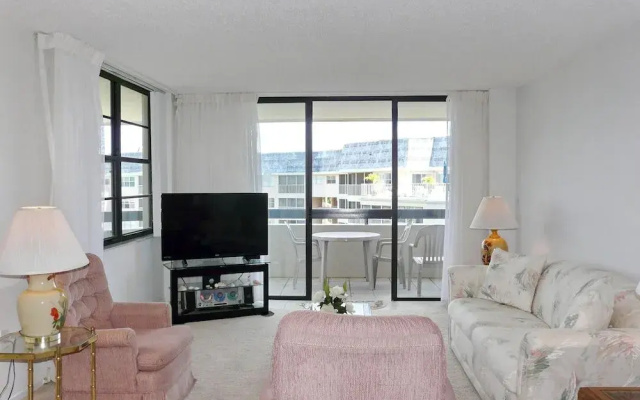 Condo Overlooking Clam Bay With Pool and Beach Access