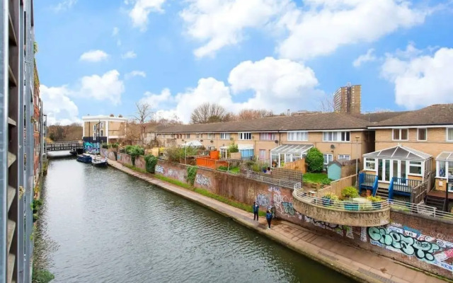 Homely 1 Bedroom Canal Side Flat with Balcony