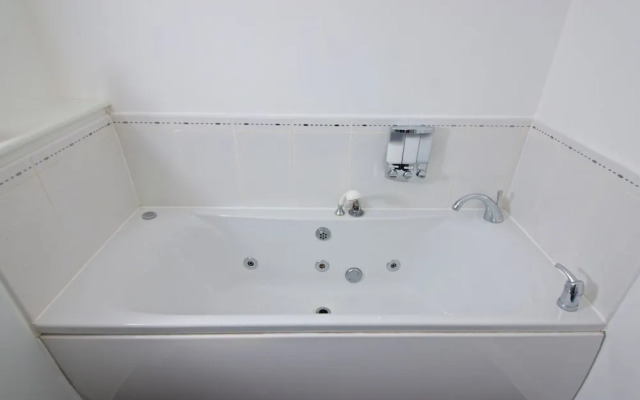 Impeccable 2-bed Apartment