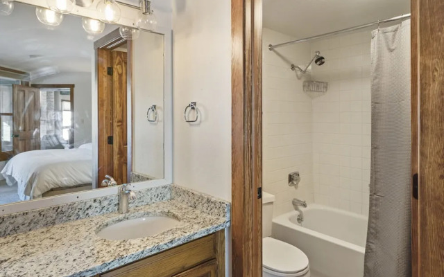 Lodge B209 Condo Walk to Gondola by RedAwning