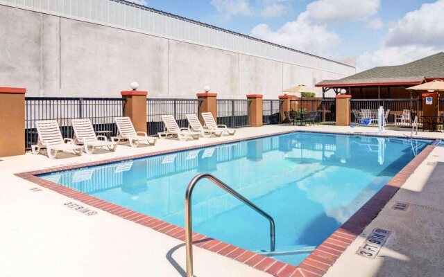 Quality Suites Houston IAH Airport - Beltway 8