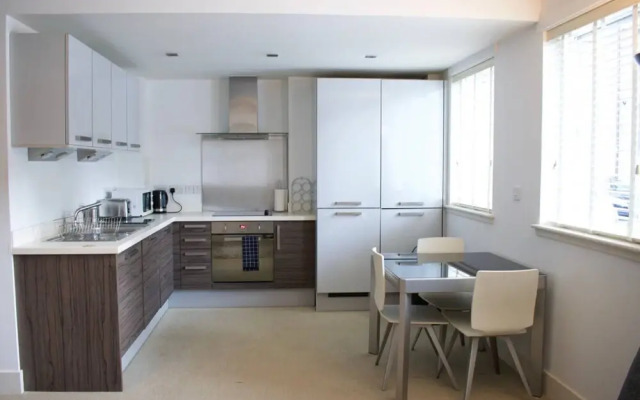 Super Central City Apartment - 1 Bedroom, Sleeps 4