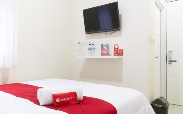 RedDoorz @ Garden Boulevard Citra Raya Tangerang – Guest Rooms – Tigaraksa