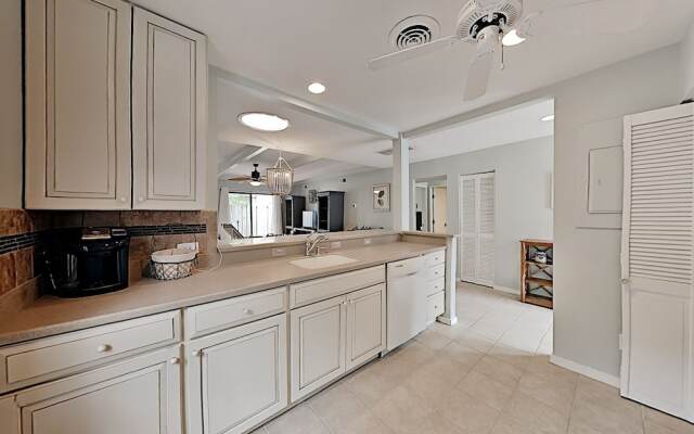 570queen 2 Bedroom Condo