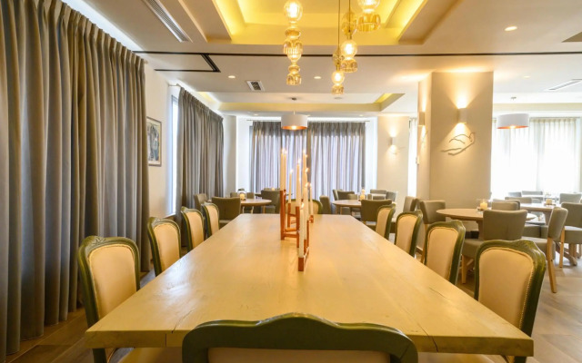 Emerald Suites