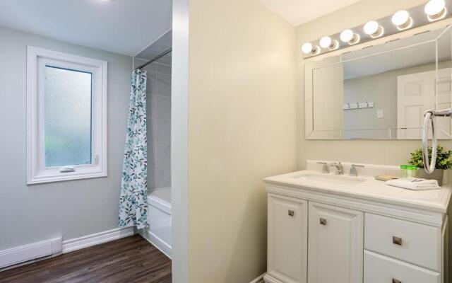 Wintergreen Retreat with Private Sauna & Patio 82291