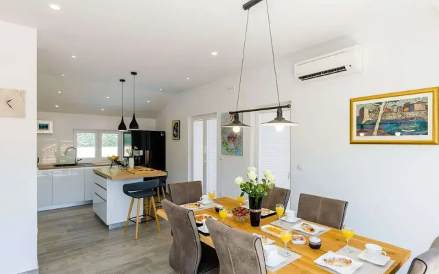 Villa Tranquility Nest Beniva - Three-bedroom Villa With Swimming Pool and Partial Sea View