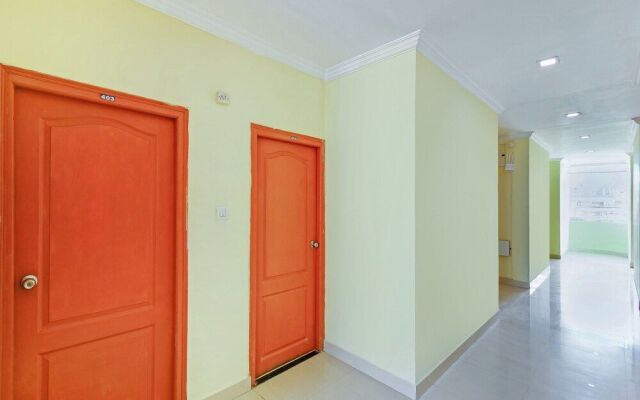 OYO 30151 Golden Hive