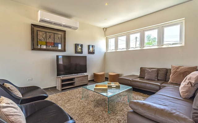 Stunning Modern Home, Near Beaches Full AC