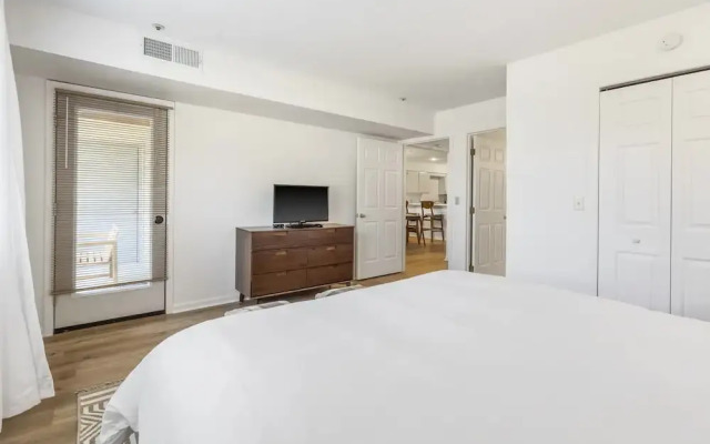 Royal Ridge Modern Condo for 4