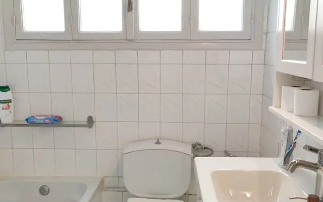 Stylish 1BR Apt With Retro Kitchen View Balcony