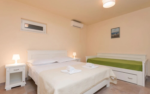 Sandra - With Swimming Pool - H